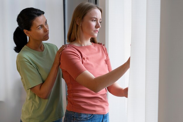 Vrouw die door abortusproces gaat