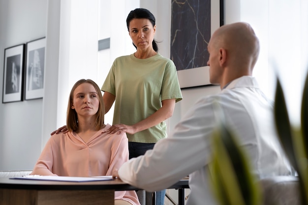 Vrouw die door abortusproces gaat