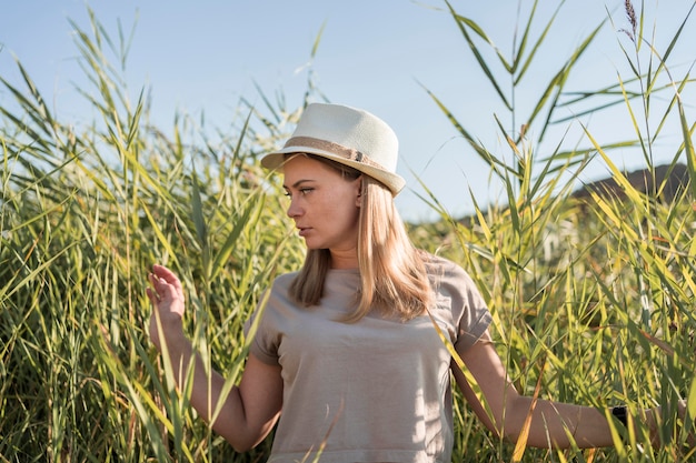 Gratis foto vrouw die door planten loopt