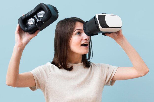 Vrouw die door virtuele werkelijkheidshoofdtelefoon kijkt