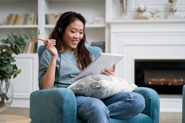 Vrouw die e-learningcursussen volgt