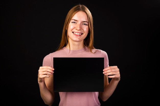 Vrouw die een affichemodel houdt