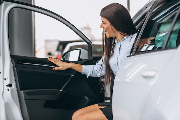 Vrouw die een auto koopt