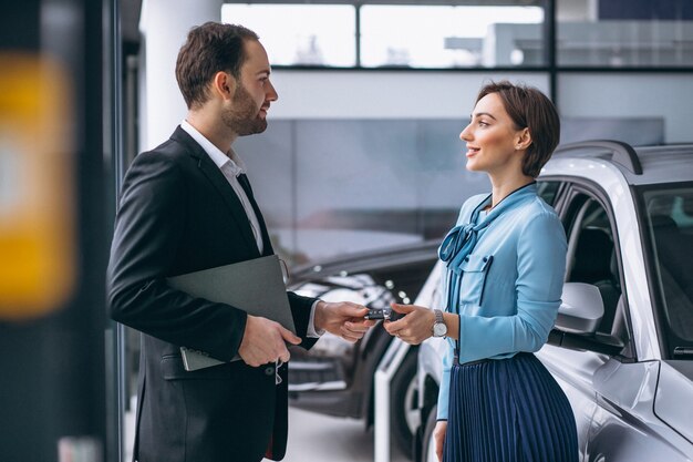 Vrouw die een auto koopt