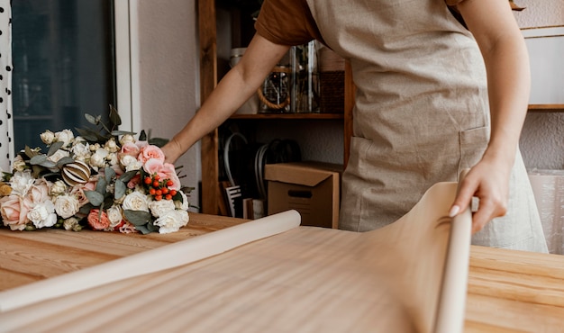 Vrouw die een bloemenboeket maakt