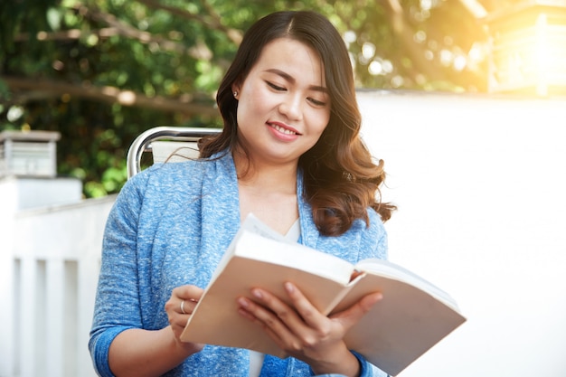 Vrouw die een boek leest