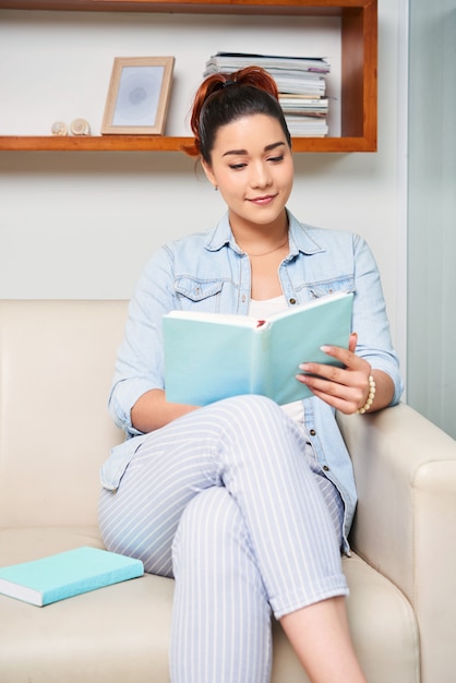 Vrouw die een boek leest