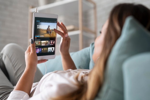 Vrouw die een digitale assistent op haar tablet gebruikt