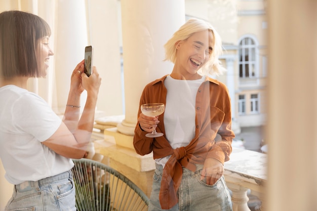 Gratis foto vrouw die een foto maakt van haar vriend