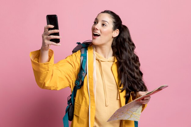 Vrouw die een foto neemt tijdens het reizen