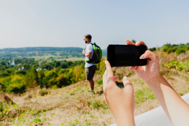 Gratis foto vrouw die een foto van zijn vriend neemt