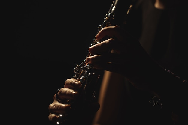 Vrouw die een gitaar in muziekschool speelt