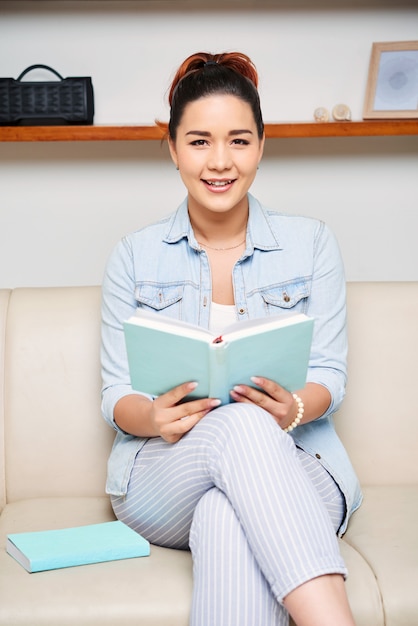 Vrouw die een grappig boek leest