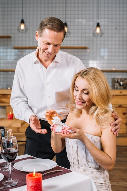 Gratis foto vrouw die een heden van haar minnaar opent