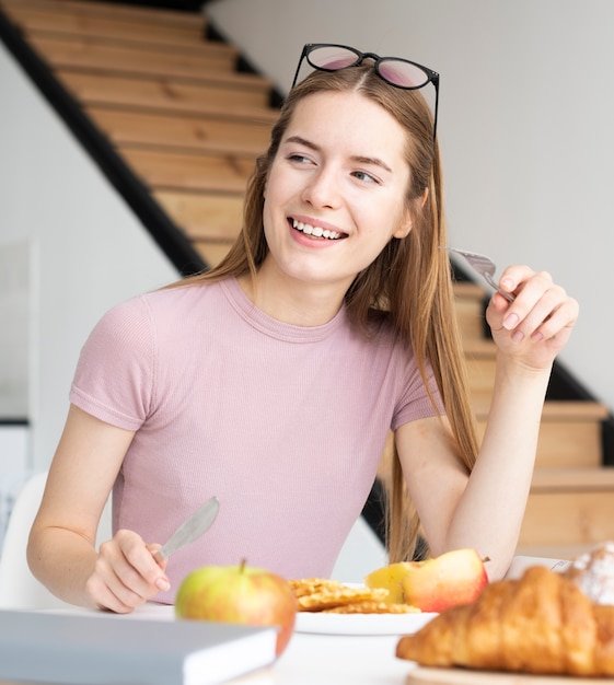 Gratis foto vrouw die een heerlijk ontbijt heeft