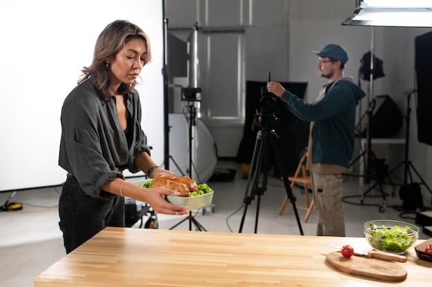 Vrouw die een kom met eten plaatst voor het filmteam