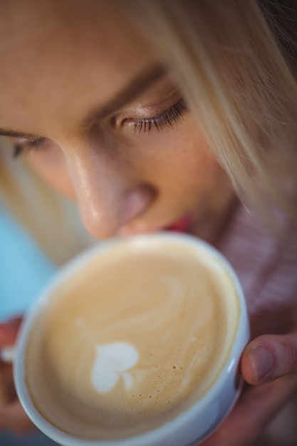 Vrouw die een kopje koffie in cafÃ ©