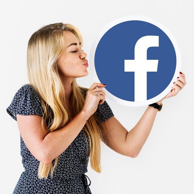 Vrouw die een kus blaast aan een Facebook-pictogram