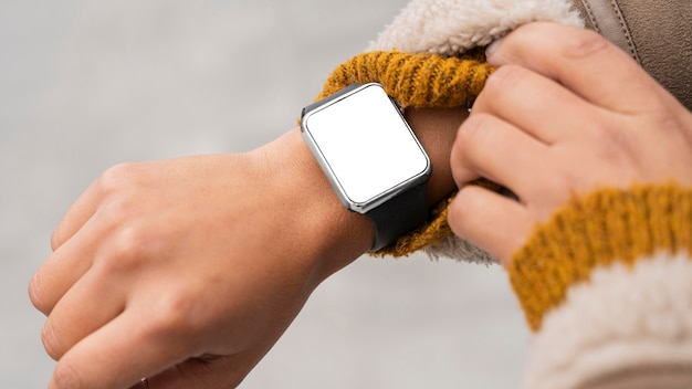 Gratis foto vrouw die een lege smartwatch draagt