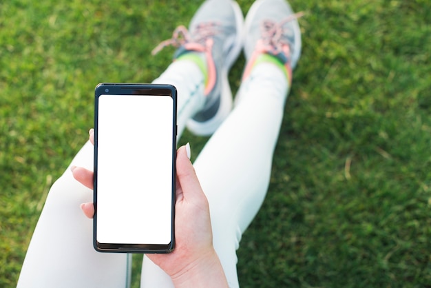 Vrouw die een mobiele telefoon met behulp van openlucht