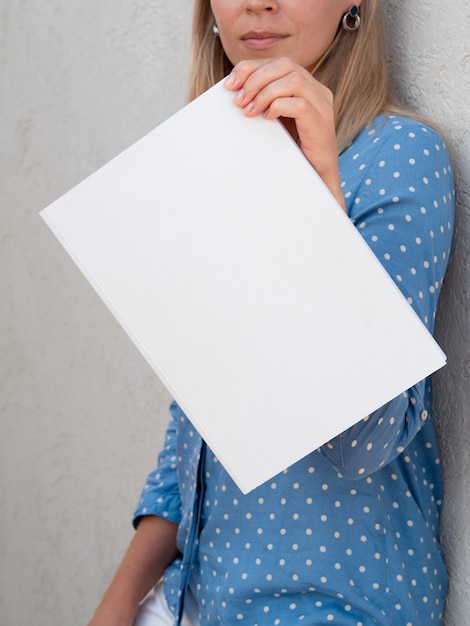 Vrouw die een modeltijdschrift houdt