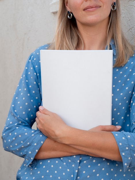 Vrouw die een modeltijdschrift houdt