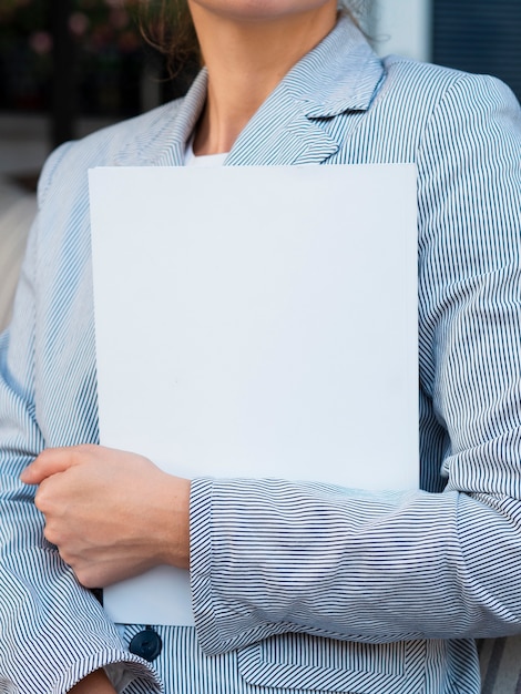 Vrouw die een modeltijdschrift houdt