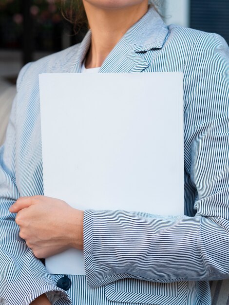 Vrouw die een modeltijdschrift houdt