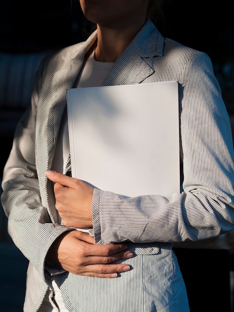 Vrouw die een modeltijdschrift houdt