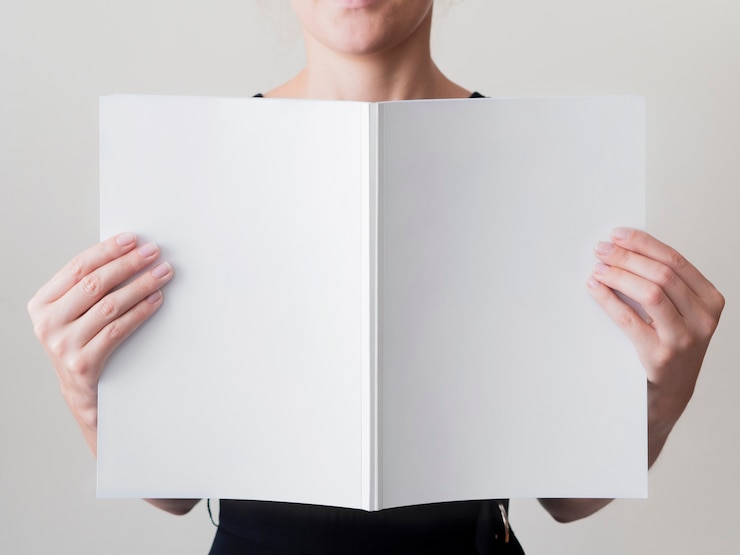 Gratis Foto vrouw die een modeltijdschrift houdt