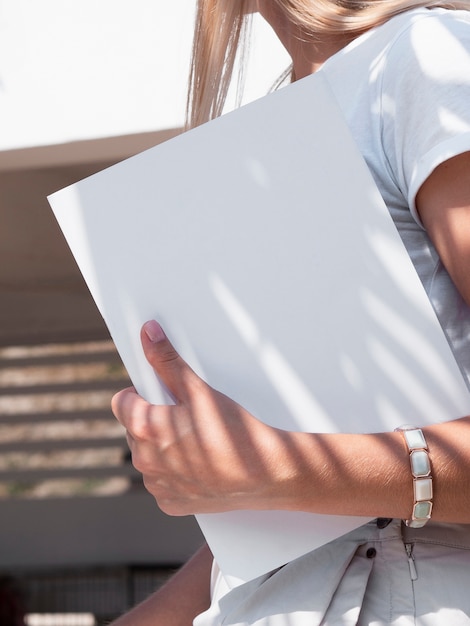 Vrouw die een modeltijdschrift houdt