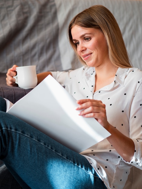 Vrouw die een modeltijdschrift leest