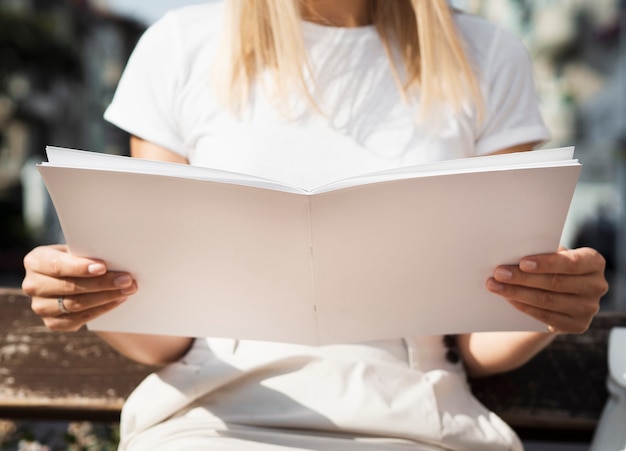 Vrouw die een modeltijdschrift leest