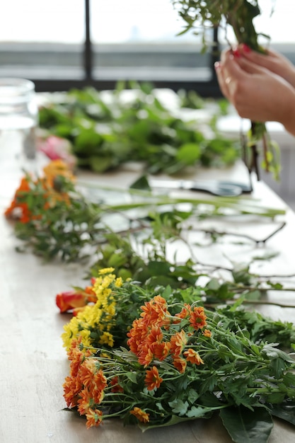 Vrouw die een mooi bloemenboeket maakt