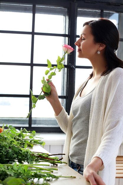 Vrouw die een mooi bloemenboeket maakt