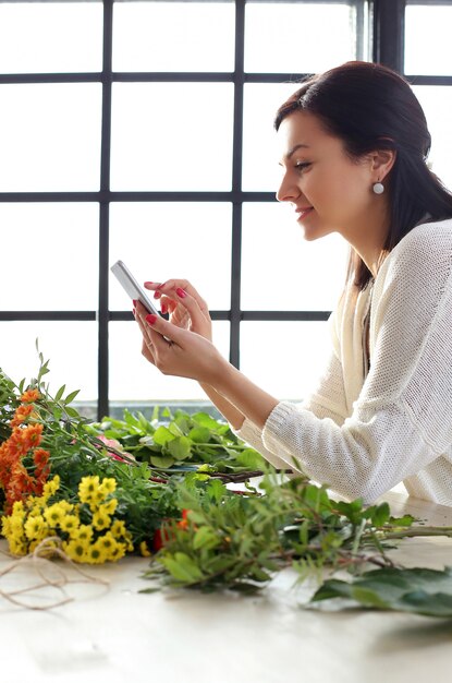 Vrouw die een mooi bloemenboeket maakt