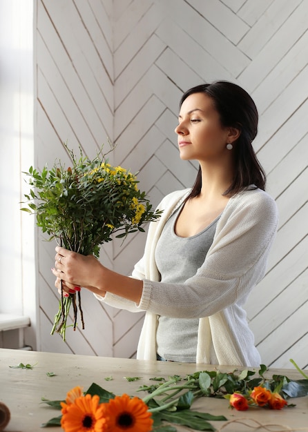 Vrouw die een mooi bloemenboeket maakt