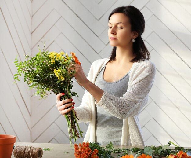 Vrouw die een mooi bloemenboeket maakt