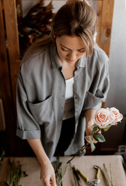 Vrouw die een mooi bloemenboeket maakt