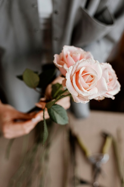 Vrouw die een mooi bloemenboeket maakt