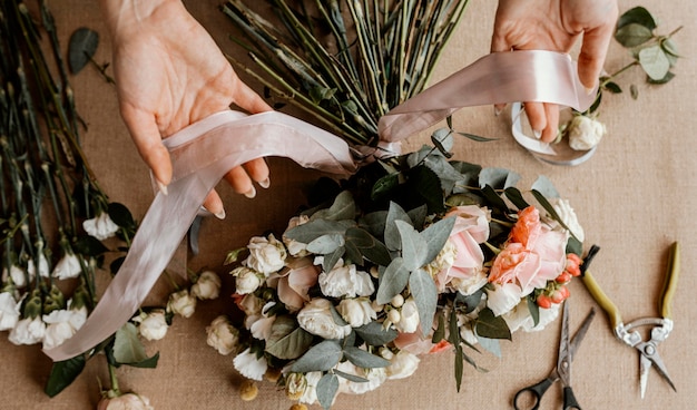 Vrouw die een mooi bloemenboeket maakt