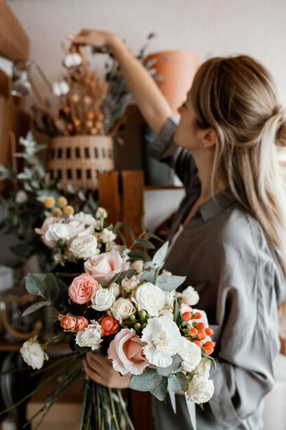 Vrouw die een mooie bloemenregeling maakt