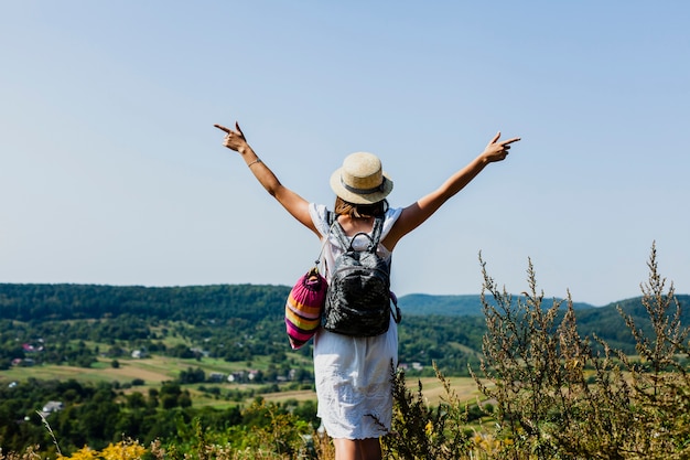 Gratis foto vrouw die een mooie dag buiten toejuicht