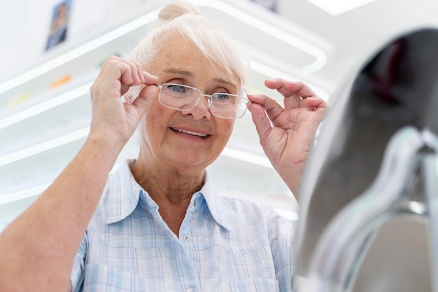 Gratis foto vrouw die een nieuwe bril controleert