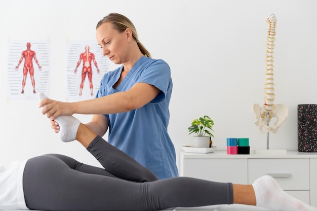 Vrouw die een oefening oefent in een fysiotherapiesessie