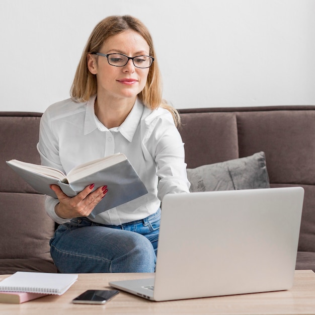 Vrouw die een online klasse doet