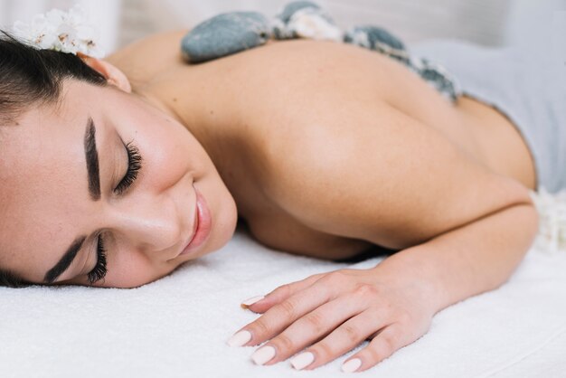 Vrouw die een ontspannende massage in een kuuroord ontvangt