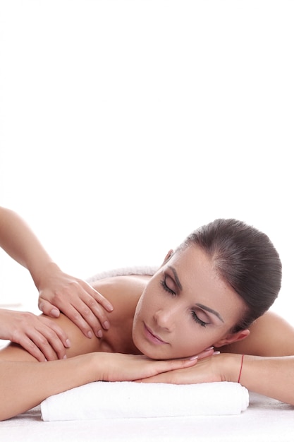 Vrouw die een ontspannende massage ontvangt in de spa
