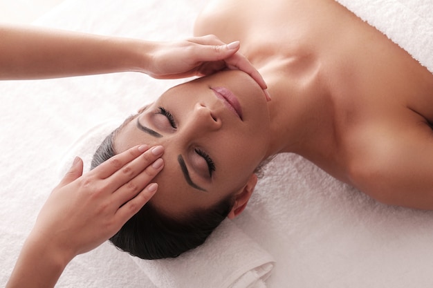 Vrouw die een ontspannende massage ontvangt in de spa
