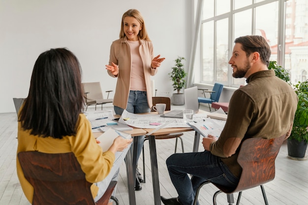 Vrouw die een presentatie doet voor haar collega's